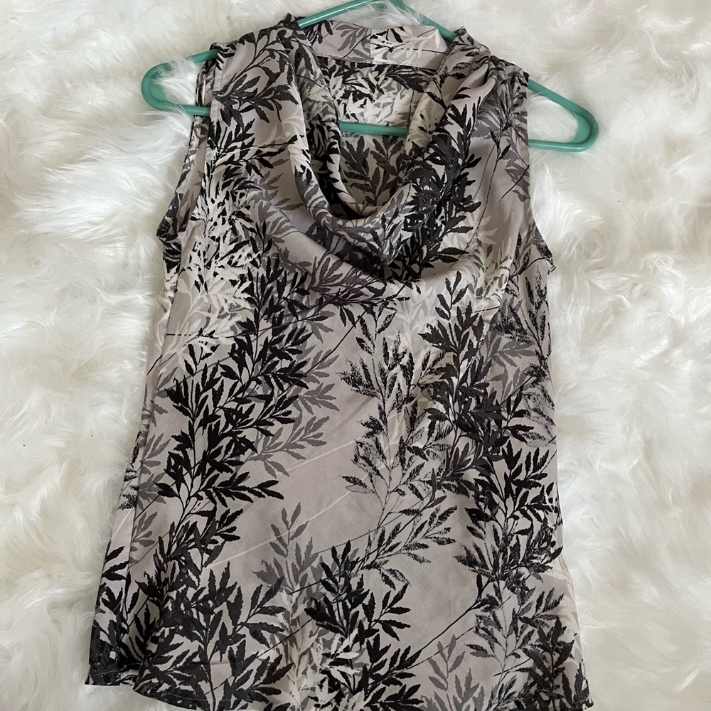 Banana Republic Womens Blouse XXS White Gray Leaf Print Cowl Neck Sleeveless Top